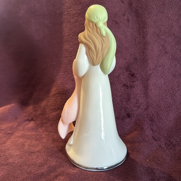 HAWTHORNE VILLAGE Silver Blessing Nativity Collection “Linen Lady” EUC - Picture 4 of 7